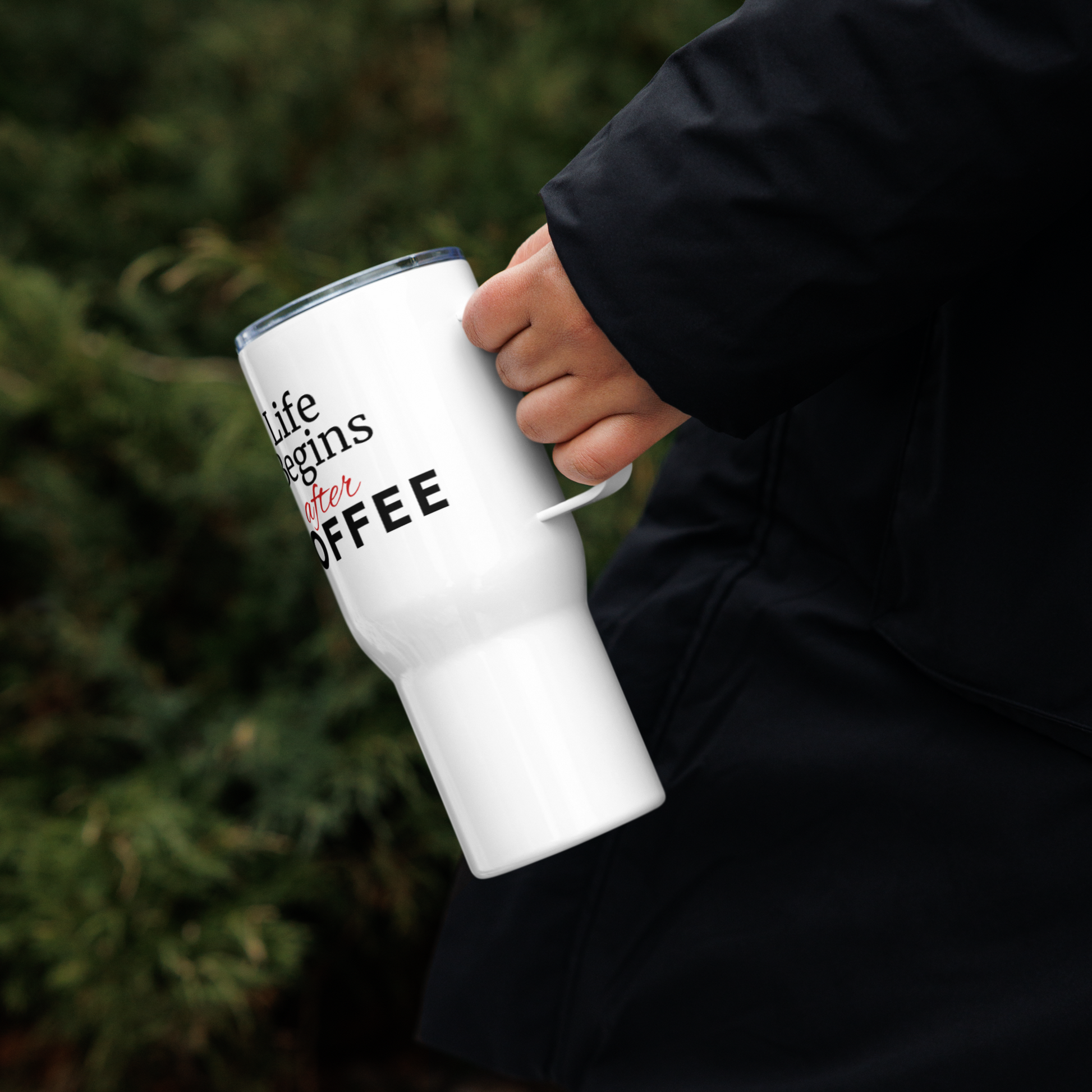 https://www.greatmorningscoffeeandtea.com/cdn/shop/files/travel-mug-with-a-handle-white-25-oz-left-65085d5d048a2.png?v=1695047526&width=1946